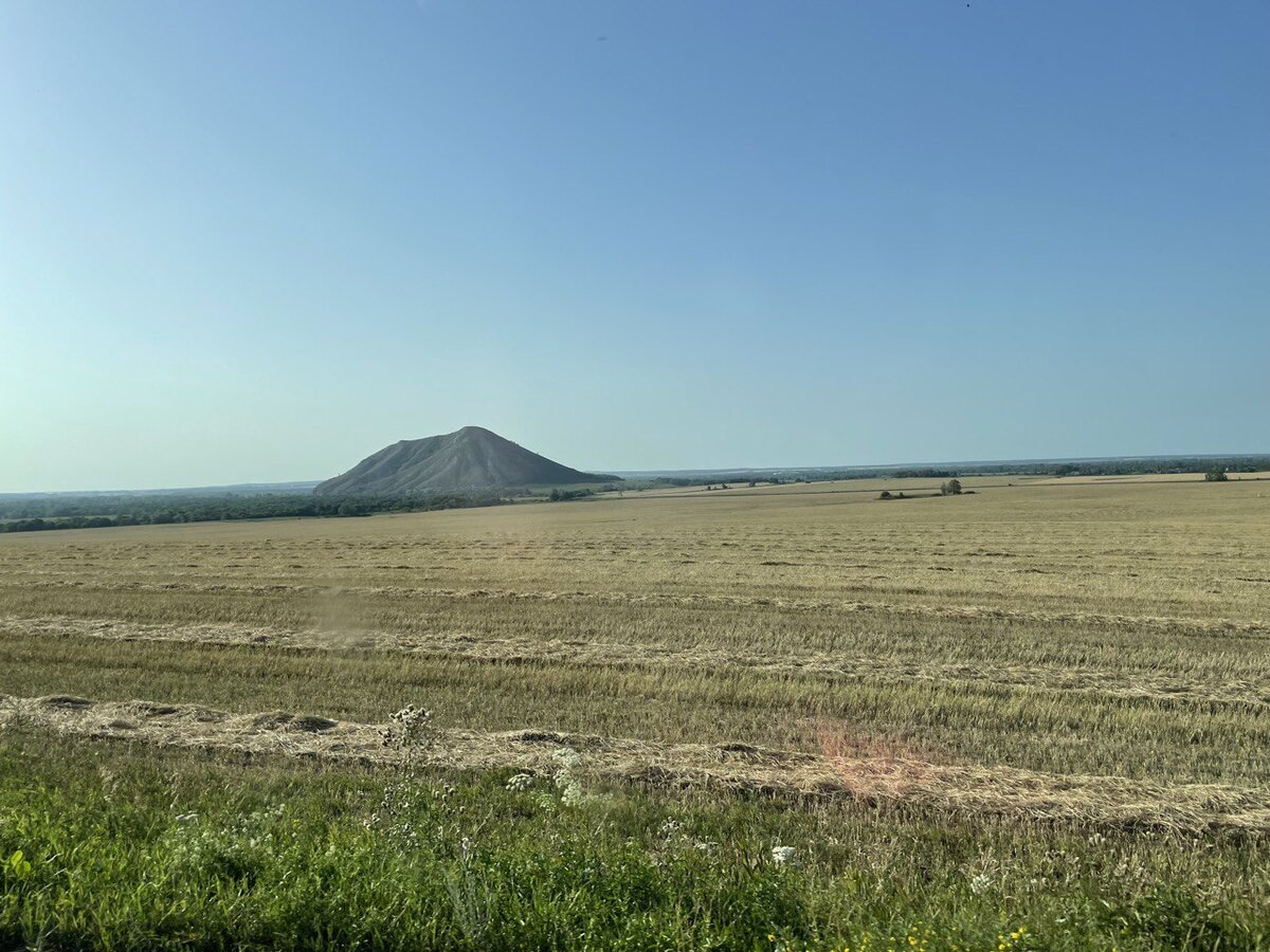 Шихан издали похож на террикон. Это красавец Юрактау.