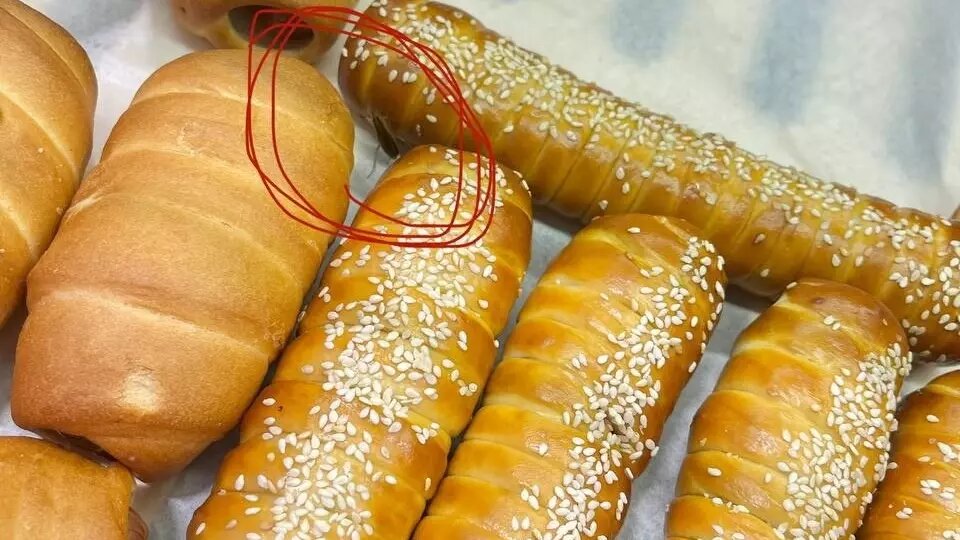     Житель Тюмени опубликовал в социальных сетях фото с тараканом, бегающим по пирожкам в отделе кулинарии одного из городских гипермаркетов.