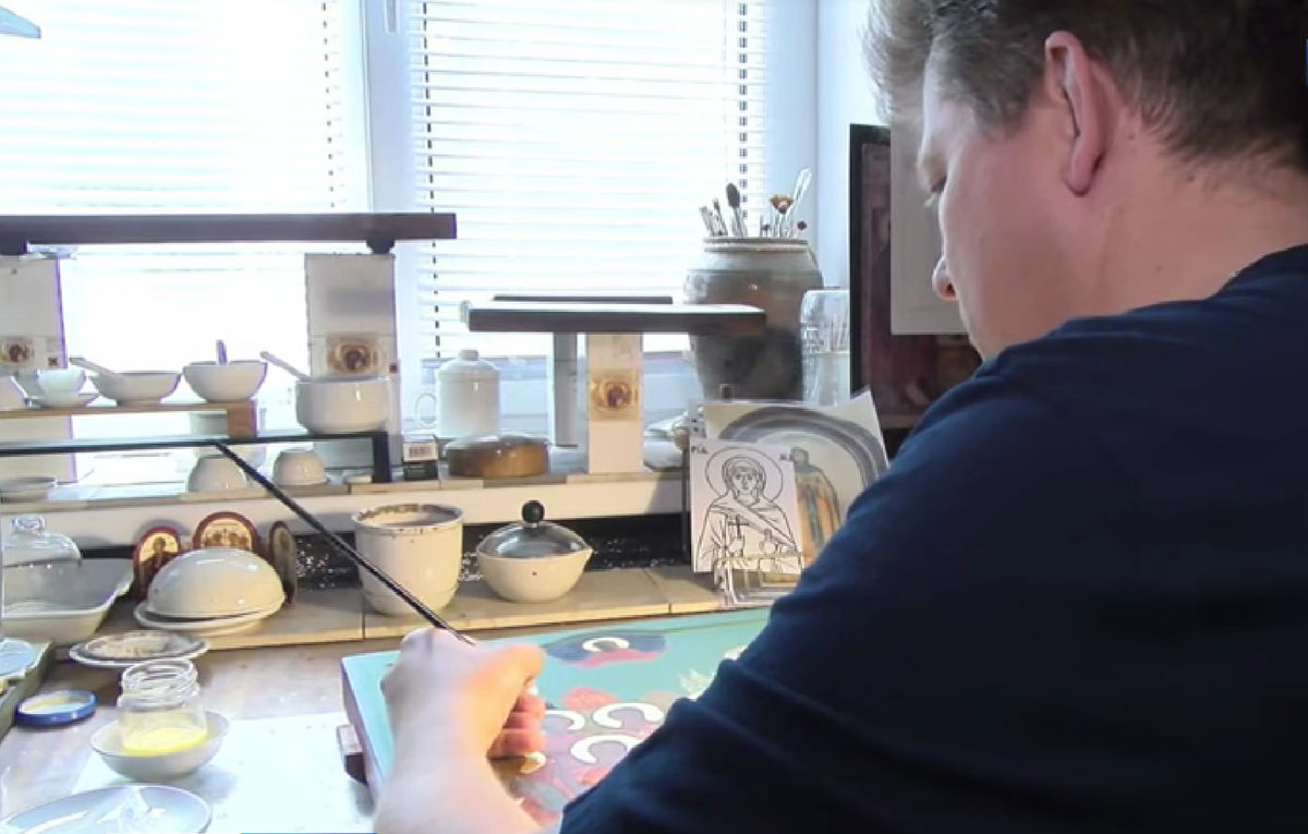 Работа над иконой "Собор Абхазских и Тамбовских святых", Никольский М.В., кадр из сюжета регионального канала
