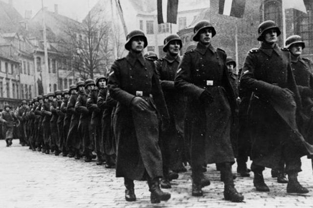 Латышский легион СС во время марша по Риге