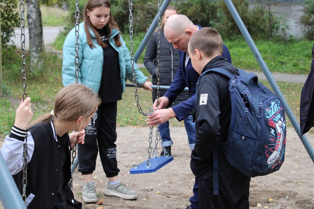    На новой детской площадки в городе Карелии появились повреждённые конструкциистраница Михаила Антипова в соцсети