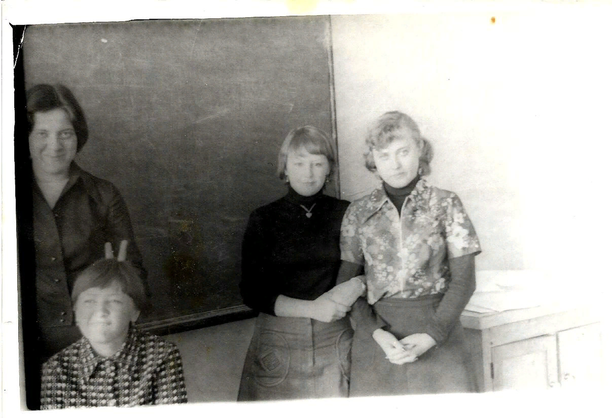 Первый куст института. Вот такой я была после школы. Худенькая после сдачи всех выпускных (а их я сдала все на 5) и вступительных экзаменов и треволнений.