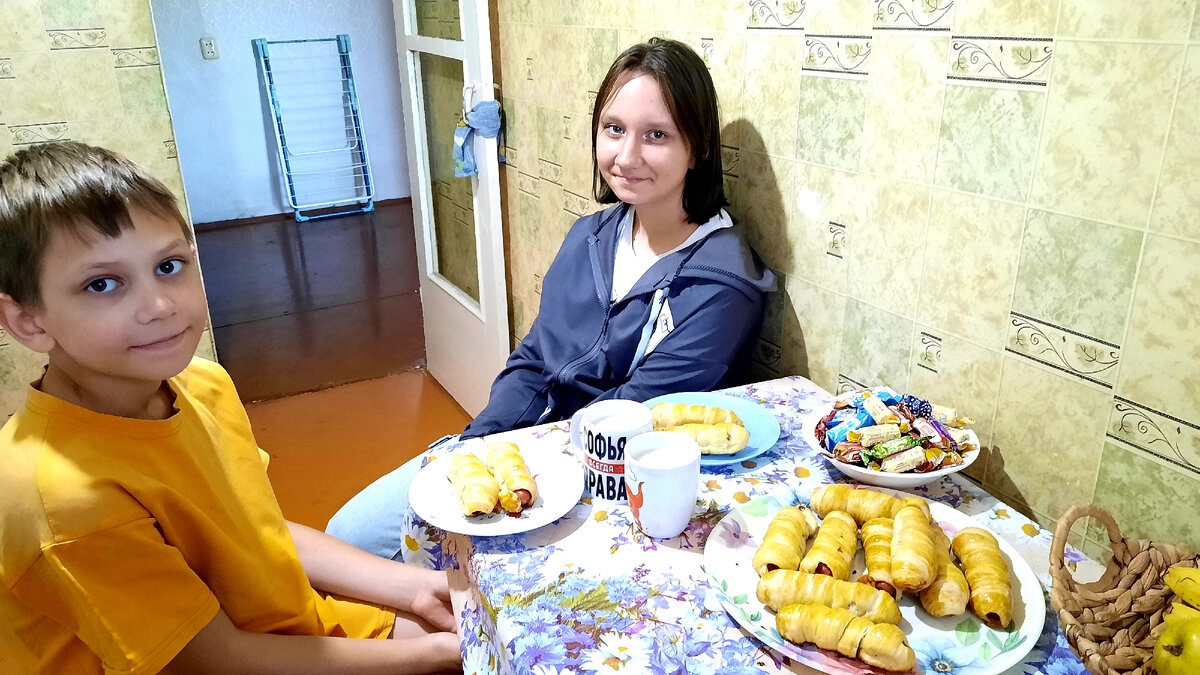 Сейчас перекусим и будем к школе готовиться 🙂