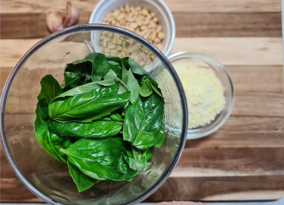 листья базилика, петрушки и кинзы помещаем в стакан