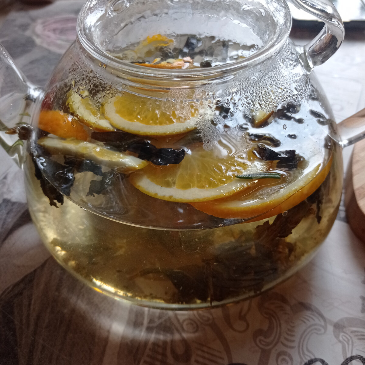 За день выпила одна весь чайник