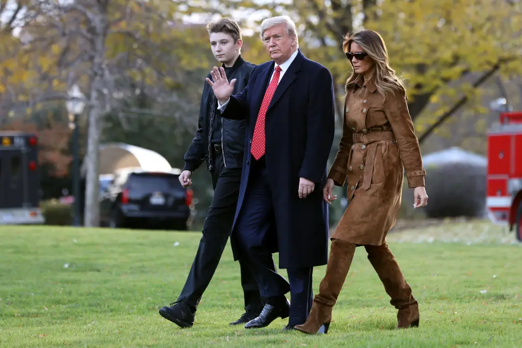 Дональд и Мелания Трамп со своим сыном Барроном.