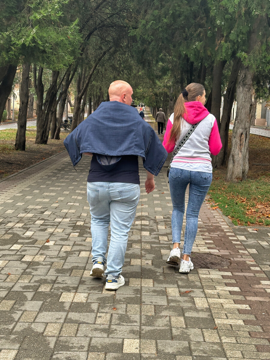Иногда смотришь на пары и диву даешься, как они могут быть вместе? Надеюсь, эту длинногую красавицу тянет к карлсону реальная любовь, а не низкая самооценка 