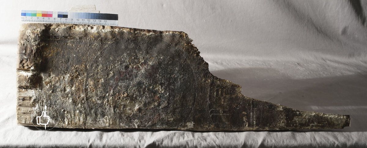 Общий вид иконы до реставрации, боковое освещение. 