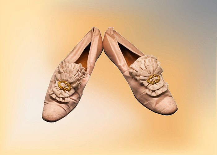 В экспозиции Музея-усадьбы Шаляпина на Новинском бульваре представлены танцевальные туфельки из розового атласа на невысоком каблуке с пряжкой и металлическим украшением.