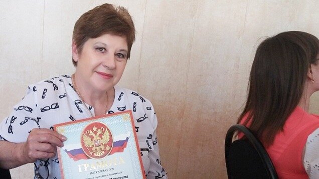 Вручение грамоты ко Дню соцработника.