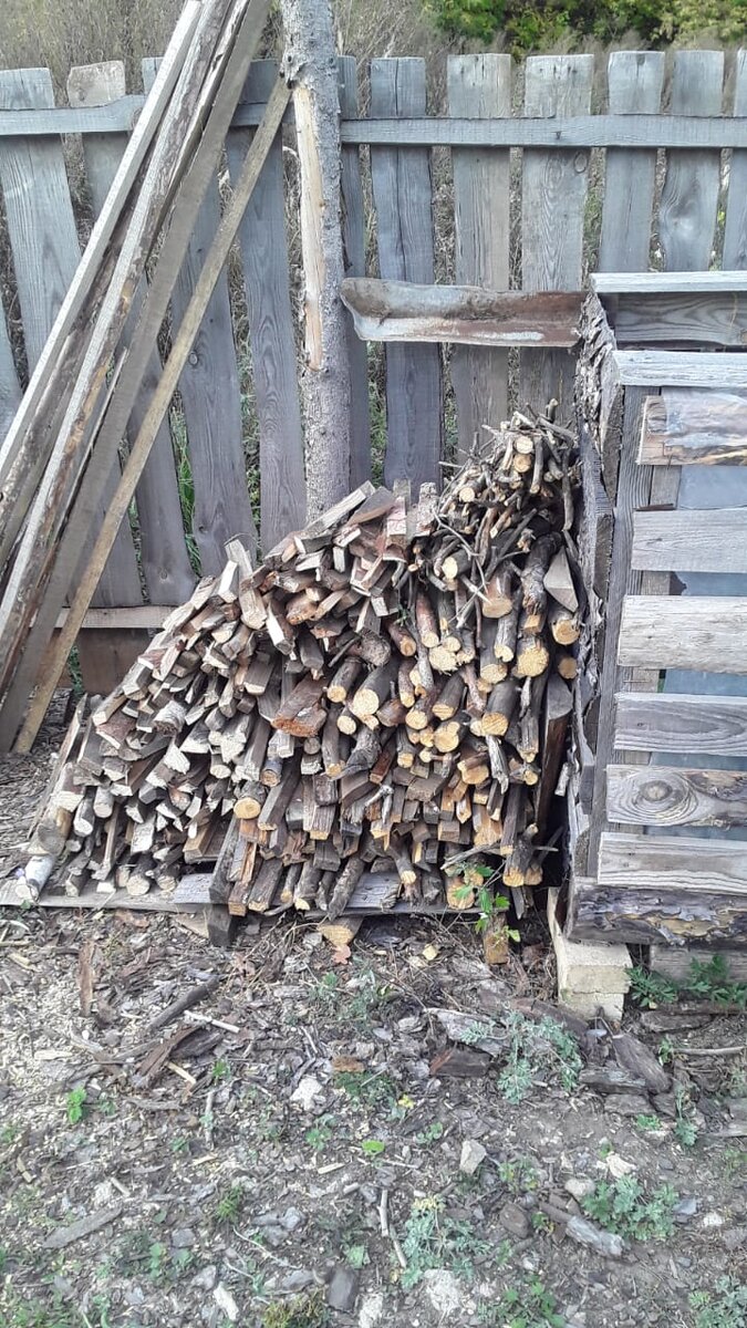 Для мангала дровишек наколол и сложил.😍