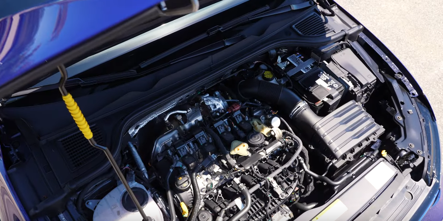 Подкапотное пространство в стандартном оснащении, вид сверху.