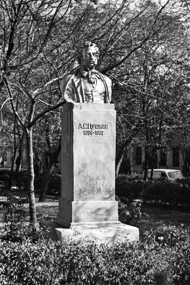 Первый памятник Пушкину в Пушкинском сквере.
