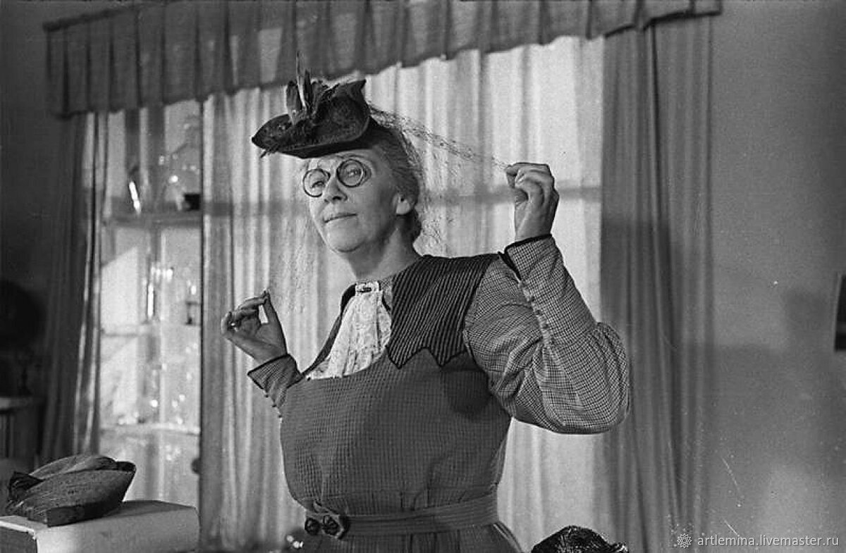 Фаина Раневская - Лев Маргаритович в фильме "Весна" (1947). Фото из открытого источника