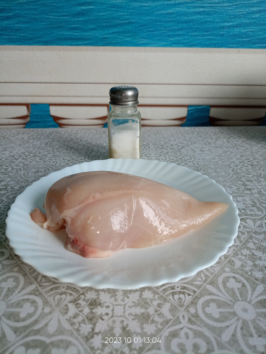 Куриную грудку солим