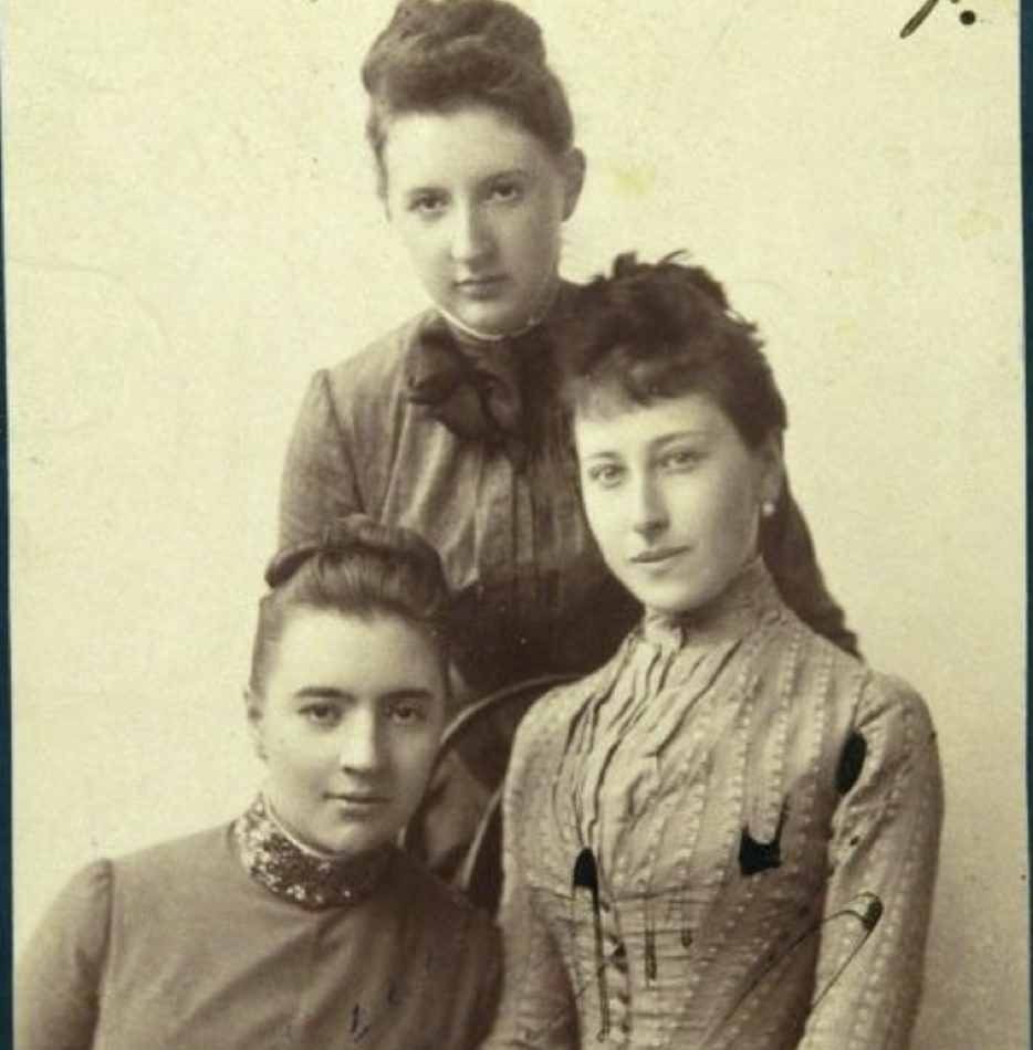 Наталья фон Фредерикс с подругами 