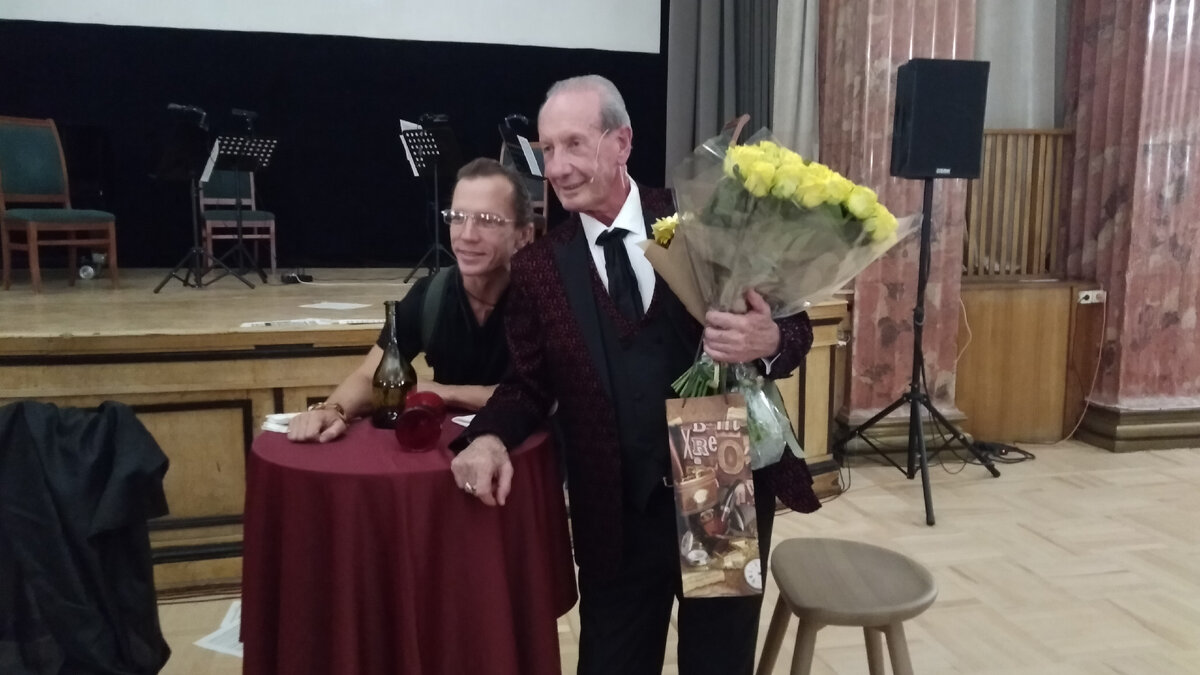 А.Раппопорт с поклонником после спектакля.