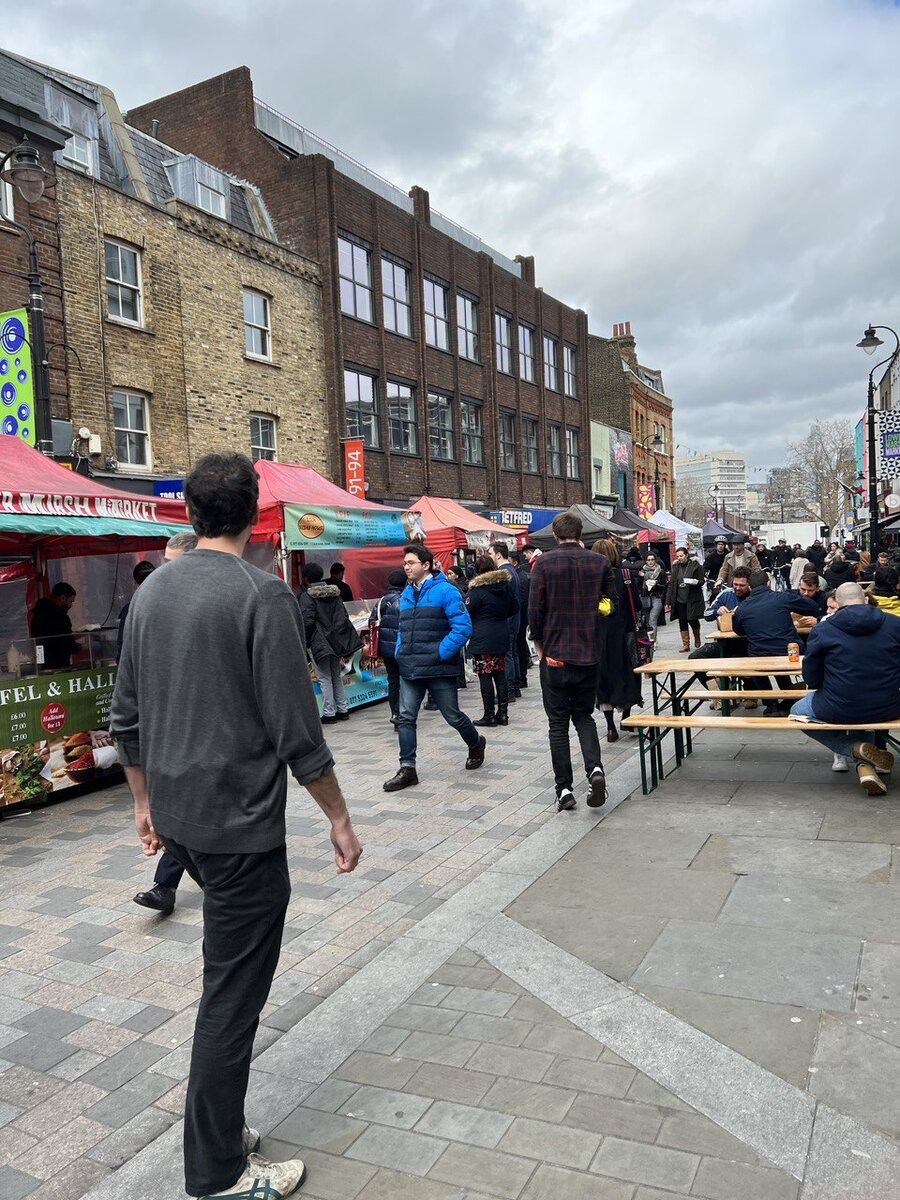 Люди на улицах. Англия