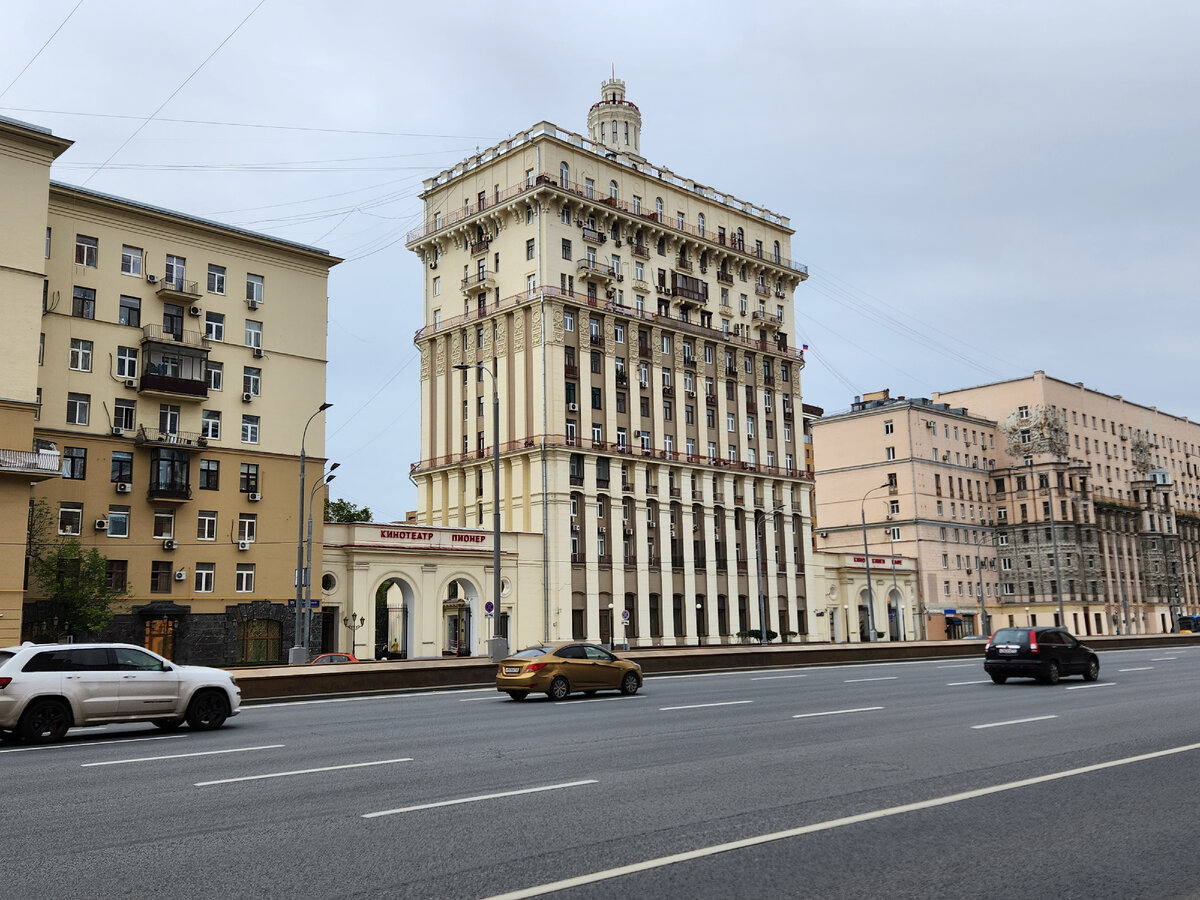 Крымчанка впервые в Москве с ночевкой. Мои впечатления от столицы. Сильно  разросшийся колхоз или современный красивый город? О чем пожалела |  Крымская путешественница | Дзен