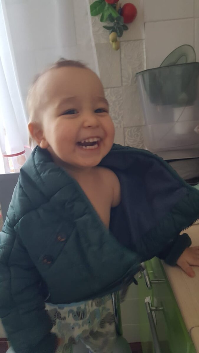 Сам специально одевает куртку задом наперёд и ходит счастливый