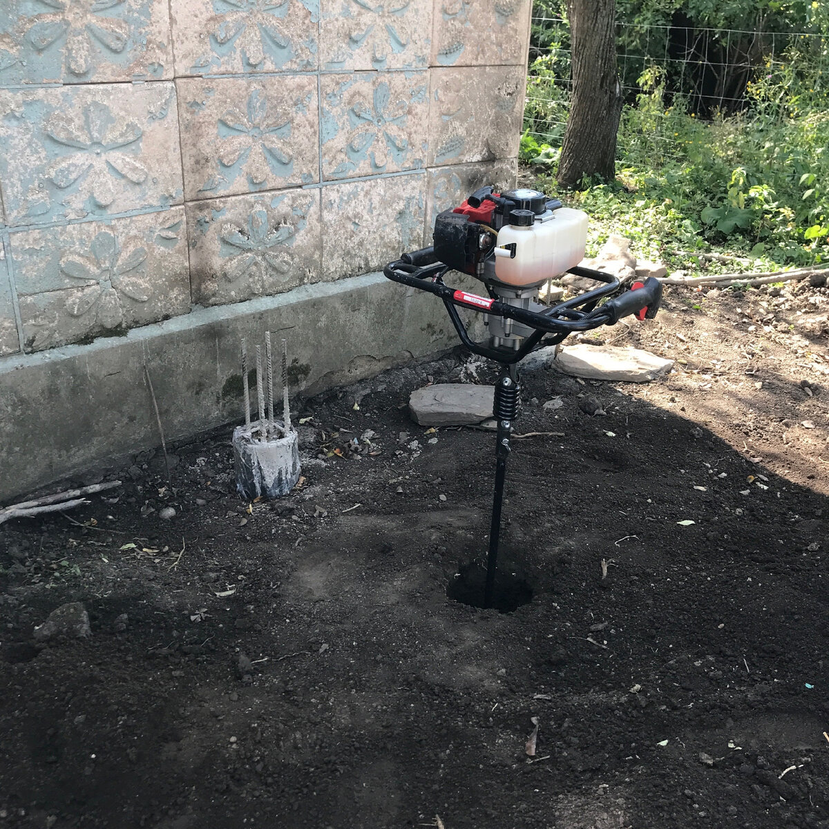 Бурить уже приспособился, минимум лишних движений