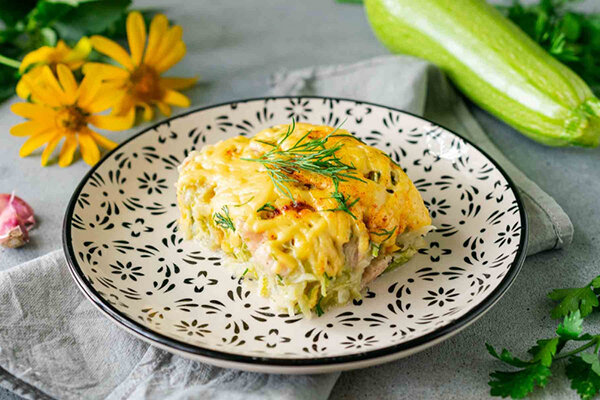 Запеканка с курицей и картошкой под сметанно-сырной шубой