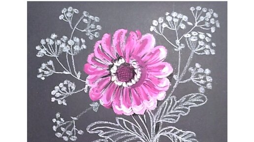 Набросок сухой пастелью на черной бумаге темно-розового цветка.
