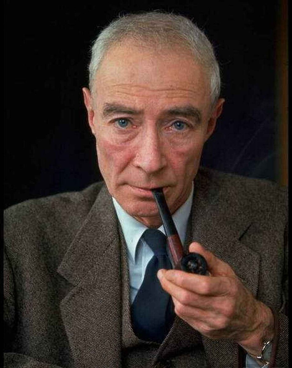 Джулиус Роберт Оппенгеймер (1904, Нью-Йорк, США — 1967, Принстон, Нью-Джерси, США) 