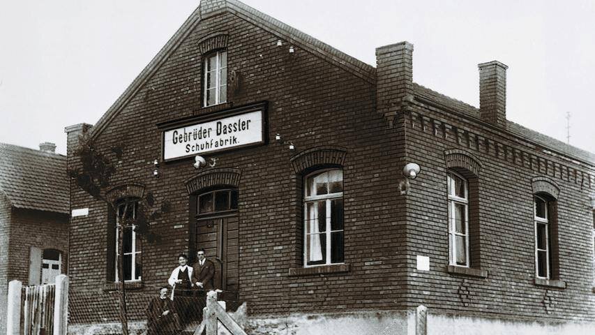 Германия, 1924 год. Адольф (Ади) и Рудольф Дасслеры открывают обувную фирму „GeDa— Gebrüder Dassler Sportschufabrik“.-2