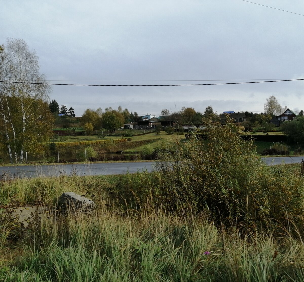 Местность овражистая, и тут и там в низинах природные водоёмы