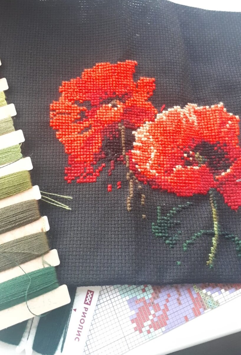 Очень нравятся цвета ниток в этой вышивке. Эти переливы оттенков. Можно просто наслаждаться этими цветами, не вышиваю )))