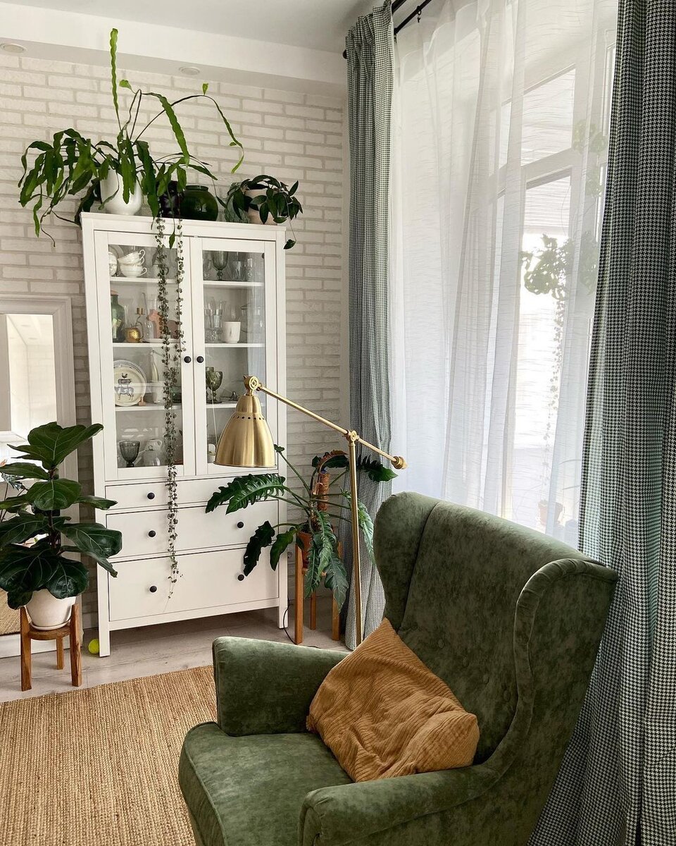 Растения очень органично вписались в скандинавский интерьер. Светлые стены и потолок — будто холст для них