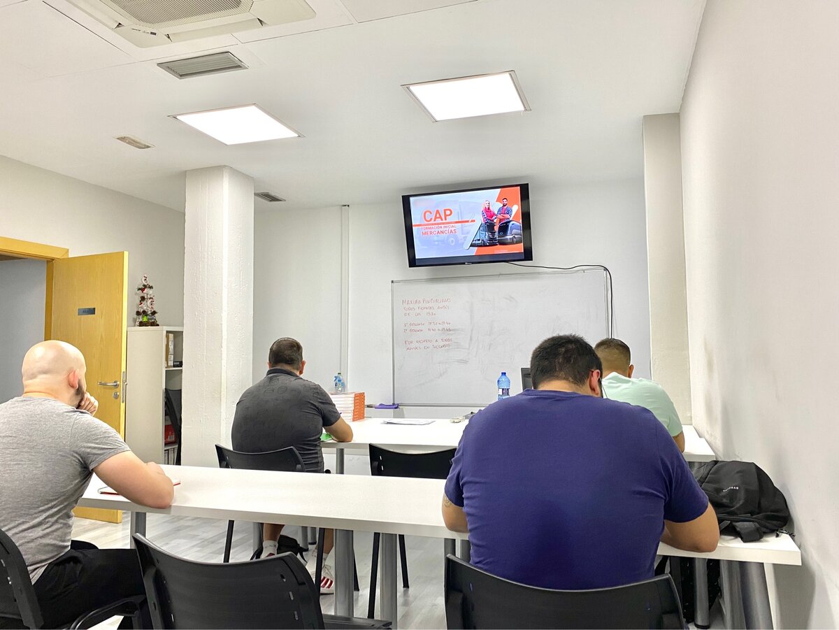 Часть нашей группы из 8 человек. Я сидел на задней парте.