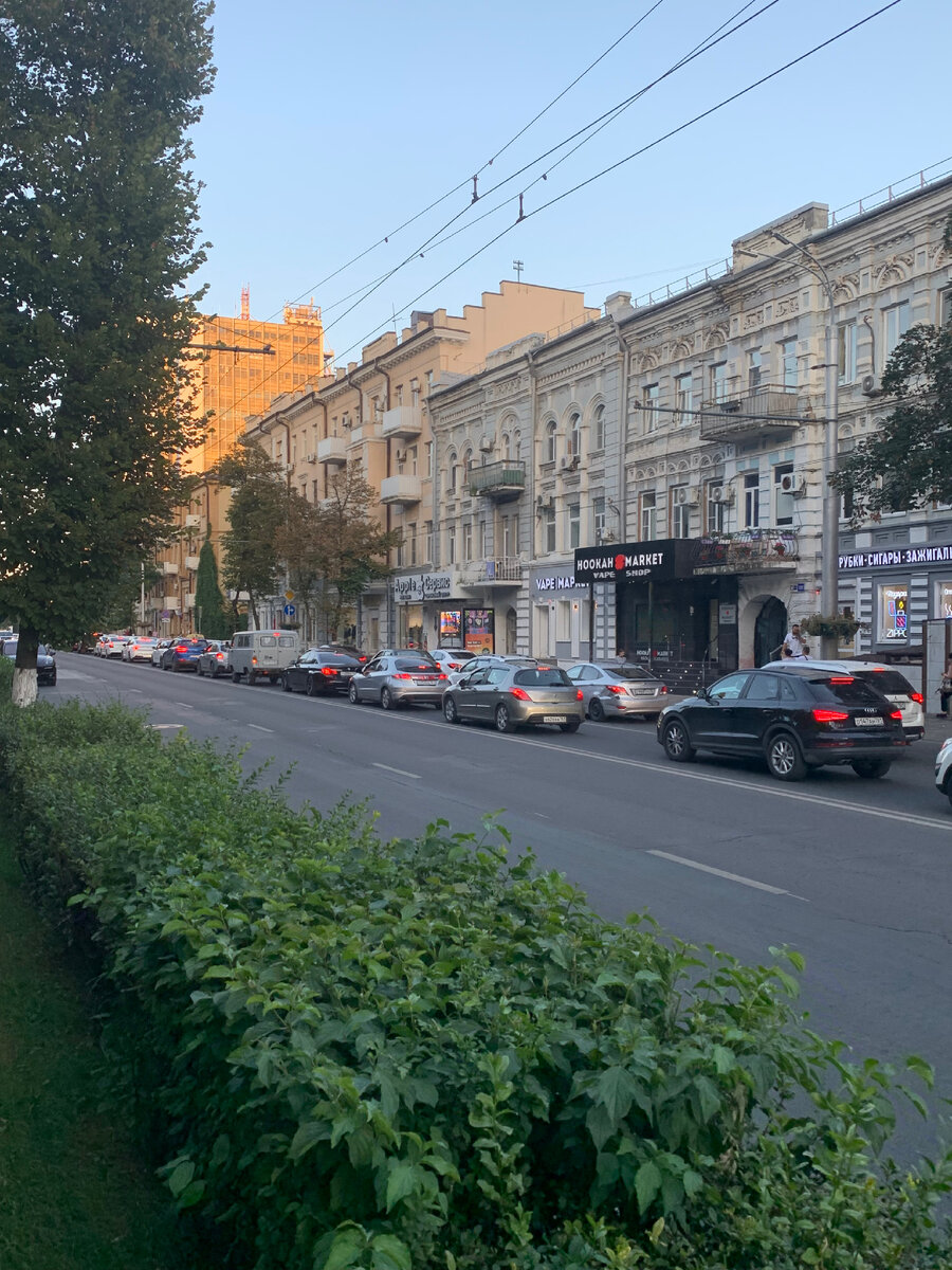  Моё знакомство с городом случилось совсем не давно, не больше месяца назад. Я часто проезжал мимо этого, своеобразного, большого, с характером южного города.-2