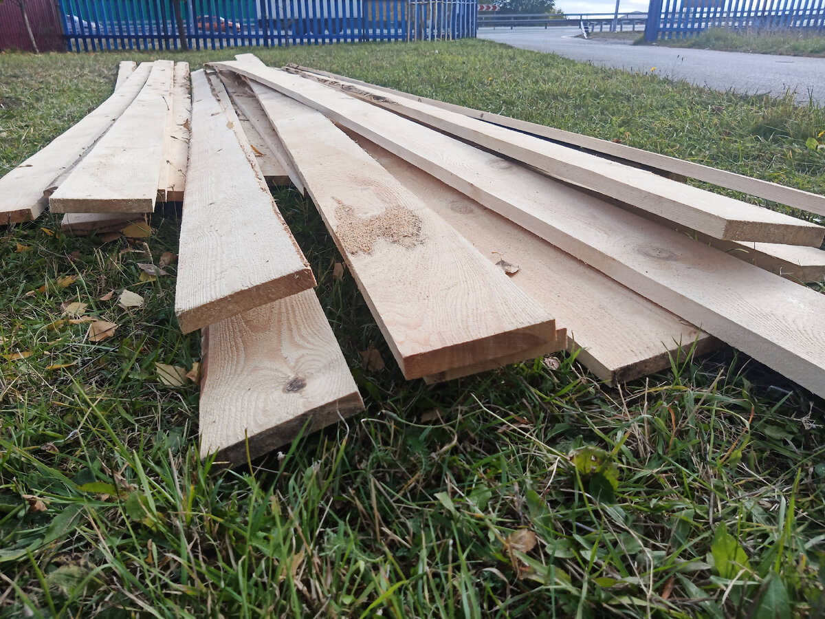 Так выглядит примерно 0,5 кубометра досок 25х150 мм второго сорта
