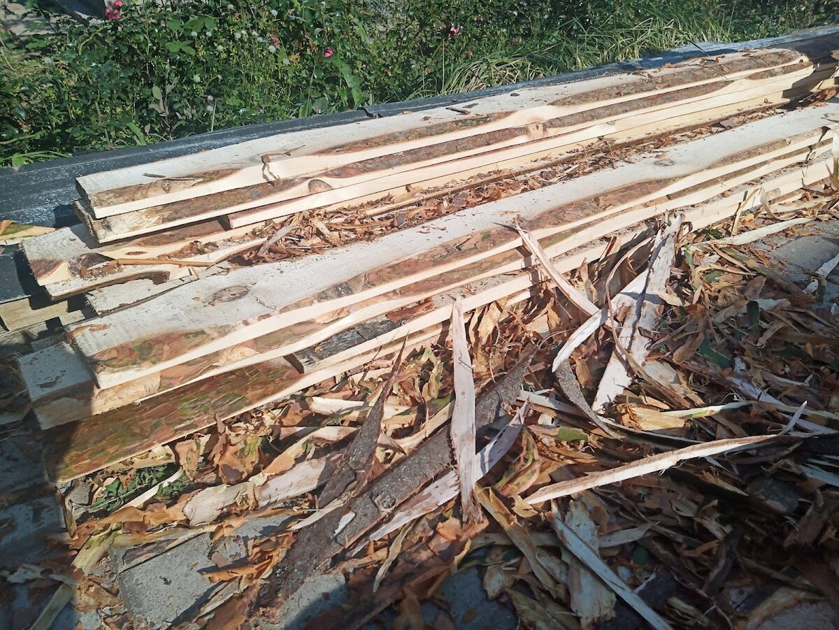 Побочный эффект от использования досок второго сорта - необходимо содрать кору, чтобы под ней не заводился короед