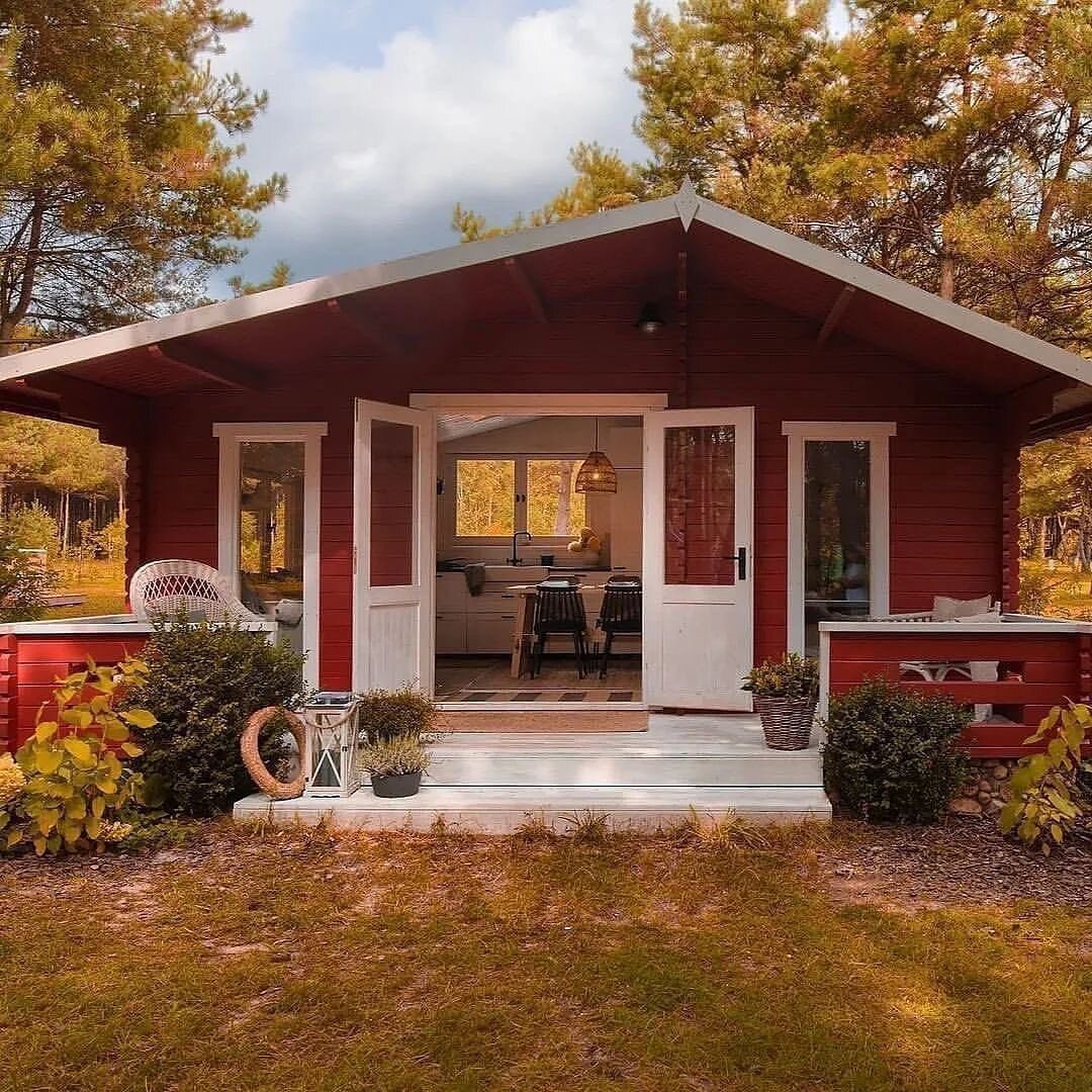 Дача. Яркие цвета. Маленький домик в уединении с природой 