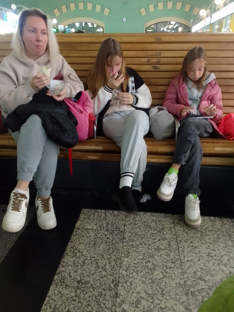 Москва. Казанский вокзал. Ждём отправления поезда.