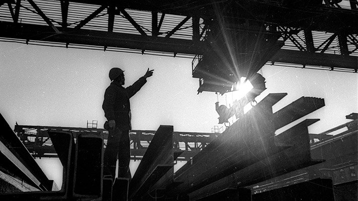 РАБОТА МЕТАЛЛУРГИЧЕСКОГО ЗАВОДА В ДНЕПРОПЕТРОВСКЕ, УКРАИНА. 1977 Г. ФОТО: ALEKSANDER LYSKIN/GLOBAL LOOK PRESS
