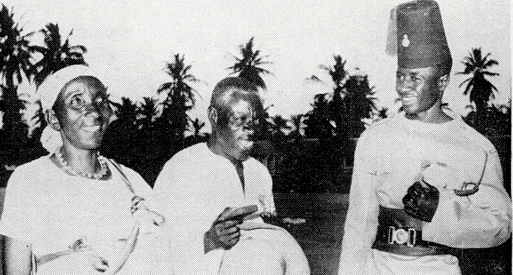 Июмбу получает медаль.