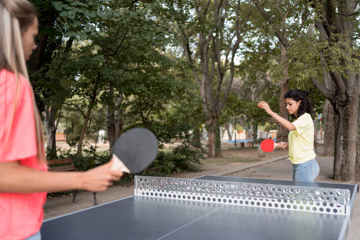  https://ru.freepik.com/free-photo/close-up-girls-playing-table-tennis_10175488.htm 