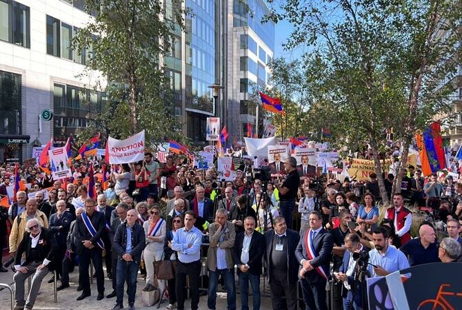 Более 10 тысяч человек из Германии, Франции, Бельгии и Нидерландов участвуют в общеевропейском митинге в поддержку Нагорного Карабаха на площади Роберта Шумана в Брюсселе.