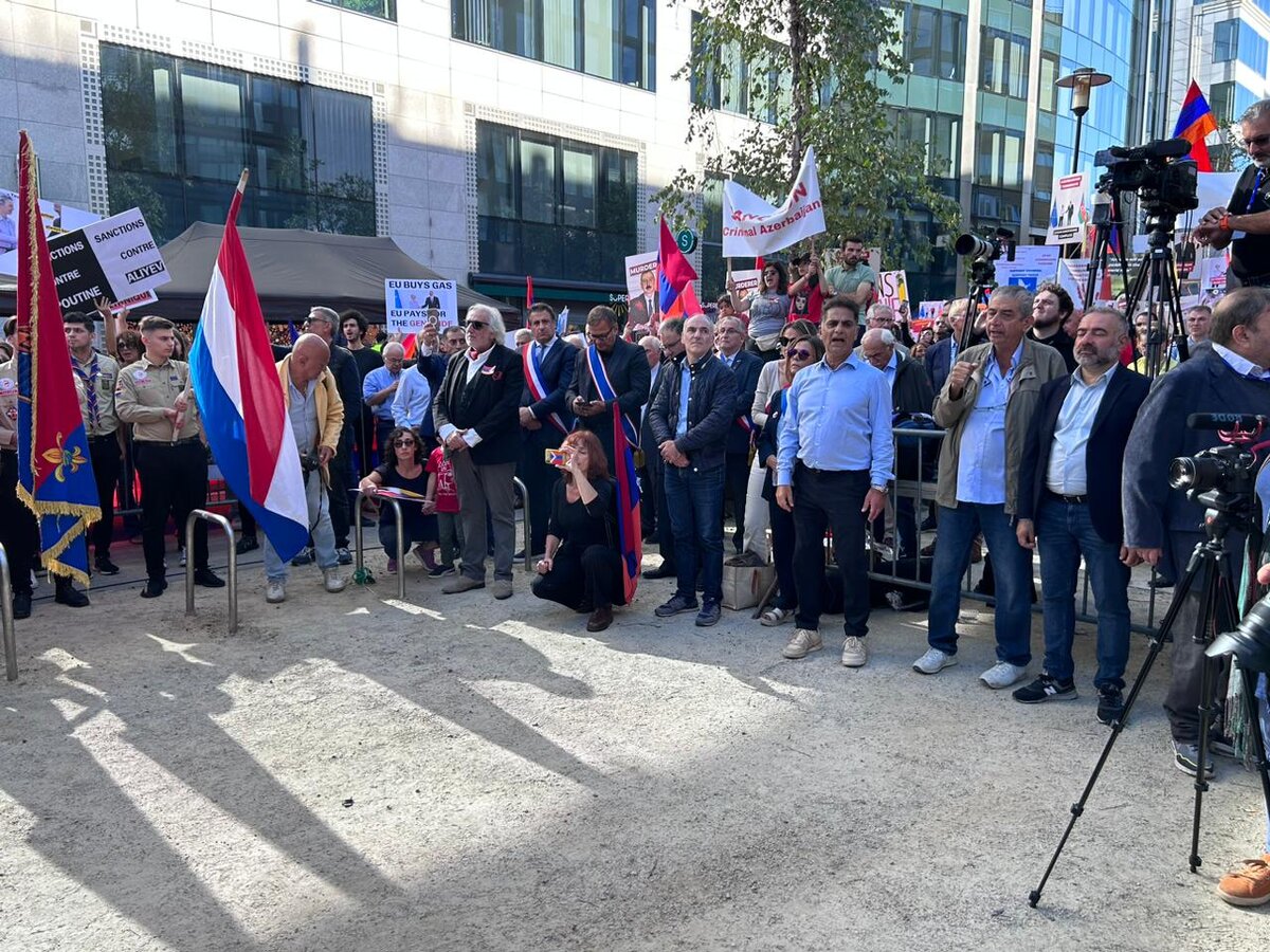 Более 10 тысяч человек из Германии, Франции, Бельгии и Нидерландов участвуют в общеевропейском митинге в поддержку Нагорного Карабаха на площади Роберта Шумана в Брюсселе.-3