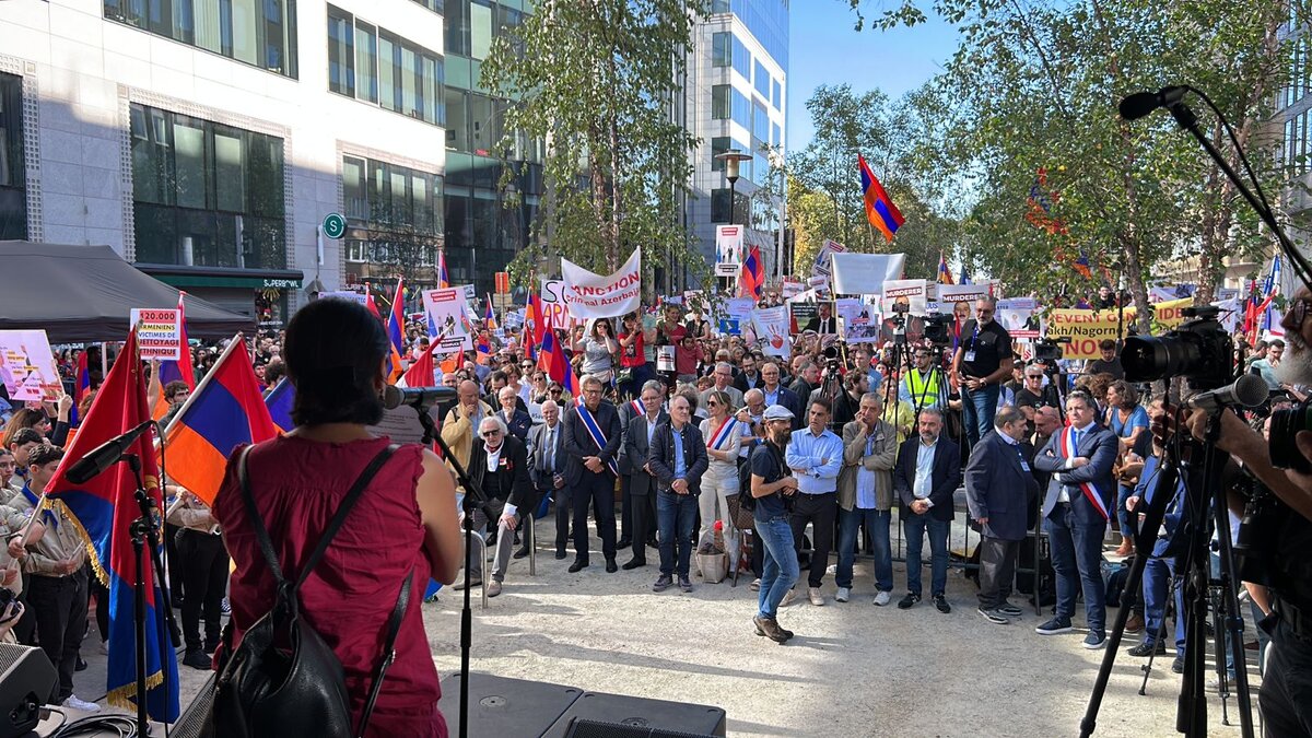 Более 10 тысяч человек из Германии, Франции, Бельгии и Нидерландов участвуют в общеевропейском митинге в поддержку Нагорного Карабаха на площади Роберта Шумана в Брюсселе.-5