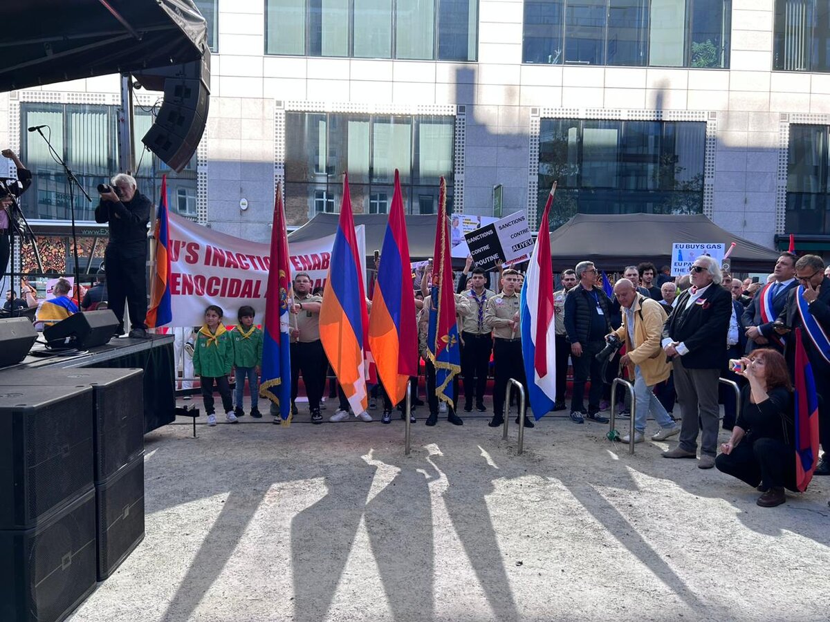 Более 10 тысяч человек из Германии, Франции, Бельгии и Нидерландов участвуют в общеевропейском митинге в поддержку Нагорного Карабаха на площади Роберта Шумана в Брюсселе.-2