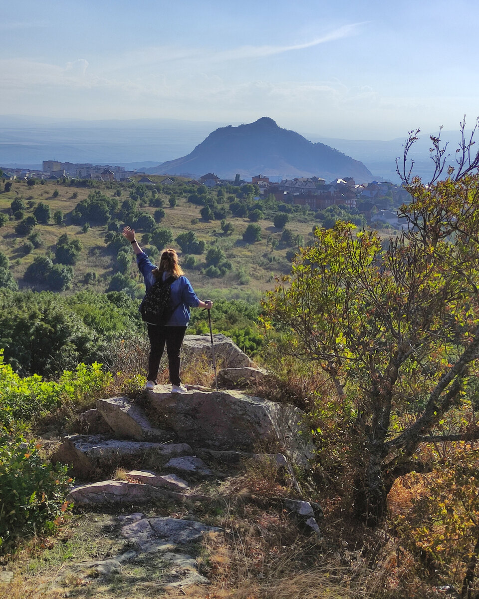 Машу рукой горе Шелудивой со склонов горы Острой (сентябрь 2023 года)