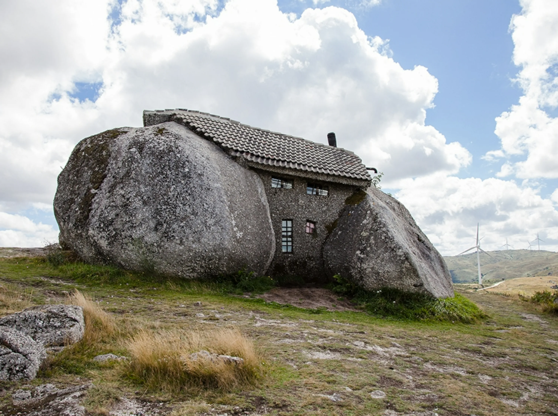 Ресурсный дом. Каменный дом/casa do Penedo (Португалия). Каменный дом, гора Фафе, Португалия.. Каменный дом (Stone House / casa do Penedo; Гимараеш, Португалия). Дом в Камне. Гюэмараес, Португалия..