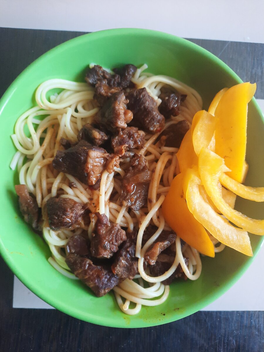 Обед: спагетти с гуляшом из говядины