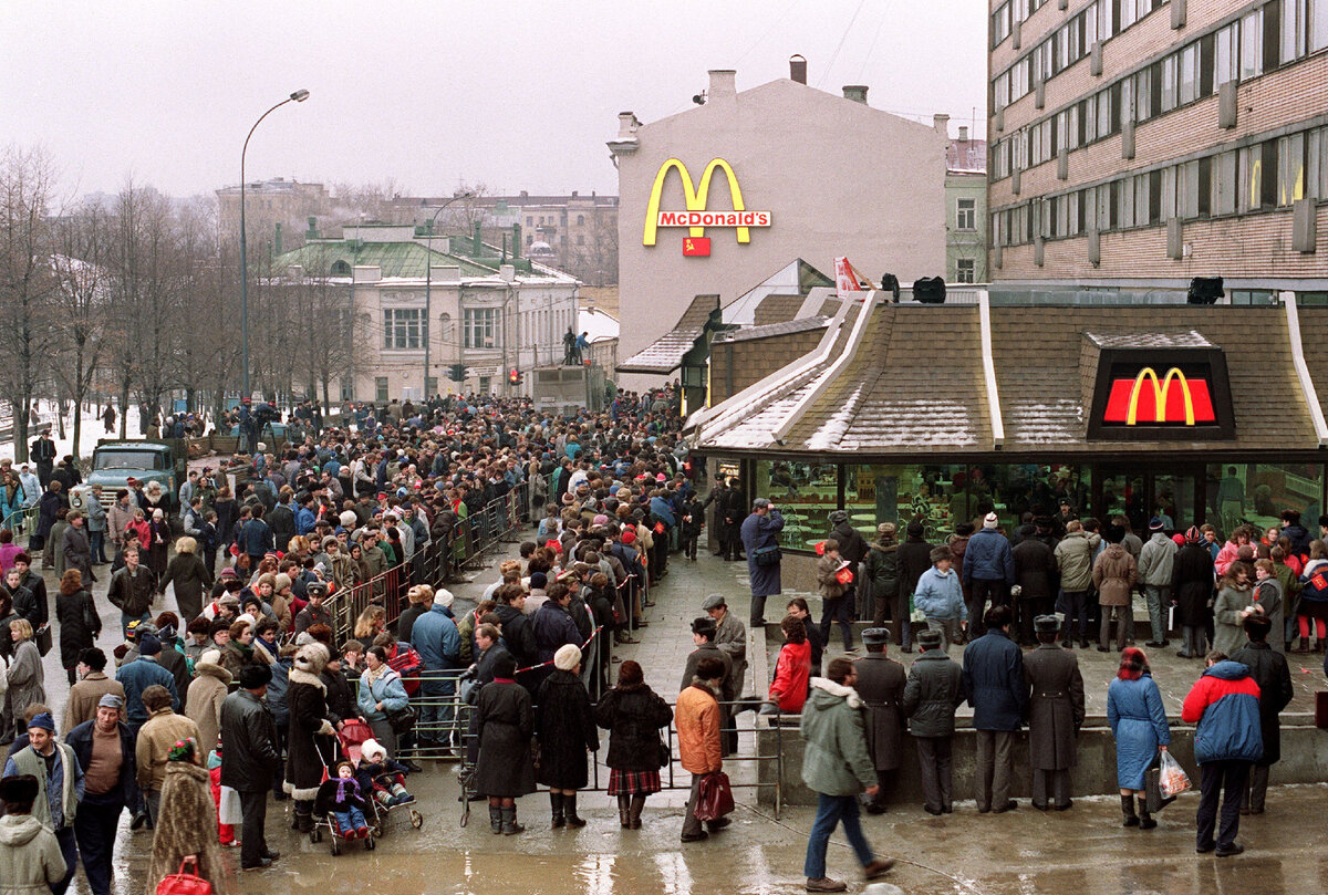 Очередь в "Макдональдс", когда он впервые открылся в Москве. 1990