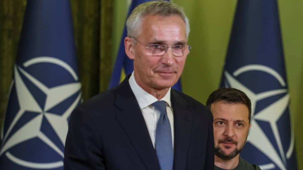 Фото: Gleb Garanich / Reuters📷Генсек НАТО Йенс Столтенберг (в центре) и президент Украины Владимир Зеленский на встрече в Киеве